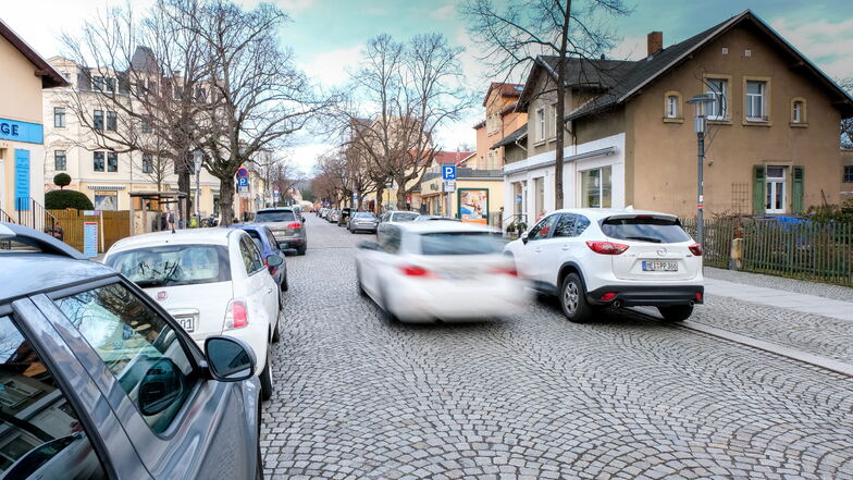 Auf der Hauptstraße gilt im Bereich der Läden und Geschäfte eine Einbahnstraßenregelung. Autos dürfen nur in Richtung Meißner Straße rollen. Das wird bei Bauarbeiten zu einem Problem.