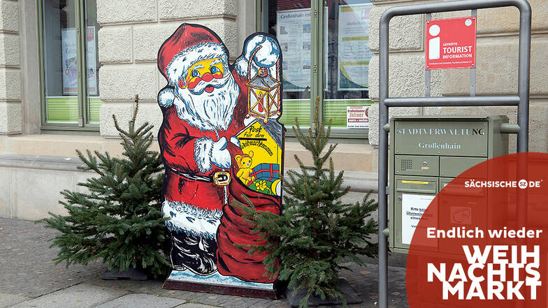 Der Weihnachtsmann in Großenhain wartet auf Post über den Briefkasten am Rathaus.