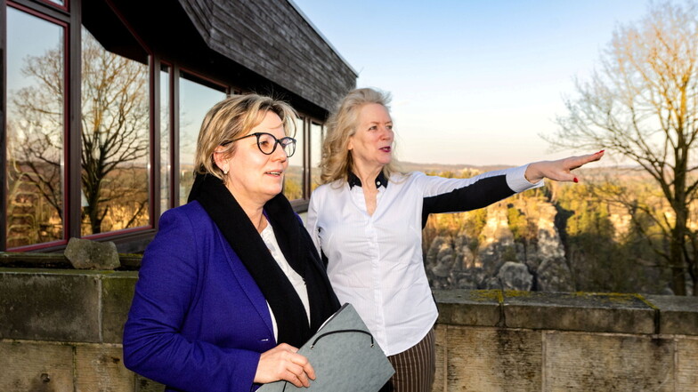 Wie sind die Aussichten für den Tourismus? Ministerin Barbara Klepsch (li.) mit Hotelchefin Petra Morgenstern auf der Bastei.