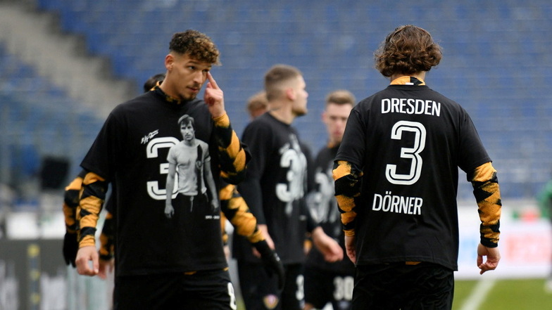 Beim Aufwärmen in Hannover trugen die Dynamo-Spieler Shirts in Gedenken an Dixie Dörner.