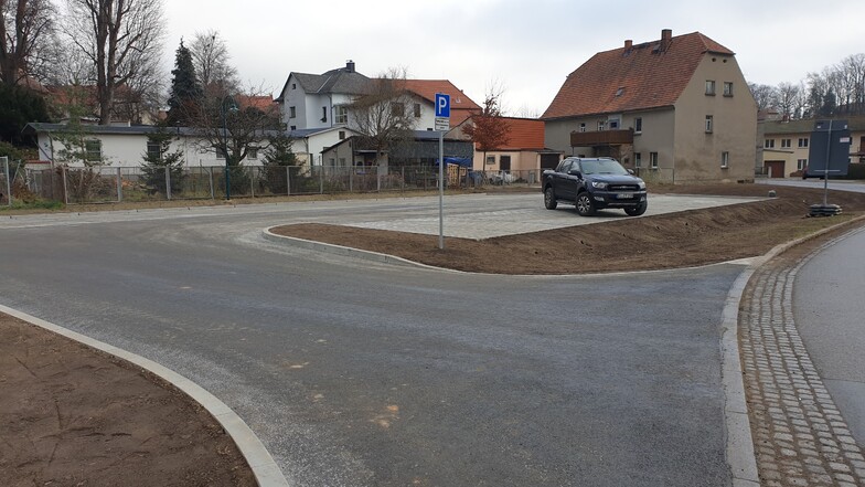 Viel Platz zum Parken hat jetzt Bernstadt mit seinem neuen Parkplatz, der auch als Buswendeschleife dient.