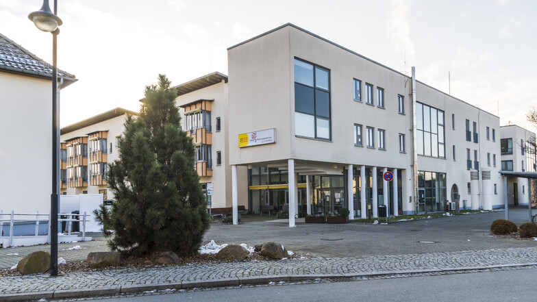 Das ASB-Pflegeheim Weidenblick in Gröditz. Am linken Bildrand die einstige ASB-Geschäftsstelle, in der bald Corona-Schnelltests stattfinden sollen.