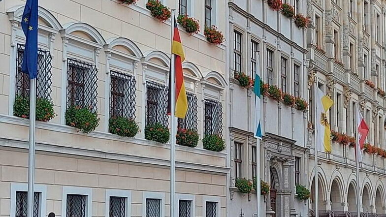 So sah es am Tag der Oberlausitz vor dem Görlitzer Rathaus aus. Neben der Europa-, der Deutschland- und Sachsen-Fahnen wehen die von Niederschlesien und der Stadt Görlitz (v. l.)