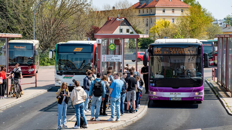 An der Zentralhaltestelle in Döbeln warten Schüler auf ihren Bus. Auch sie nutzen zunehmend das Bildungsticket, das 15 Euro im Monat kostet.