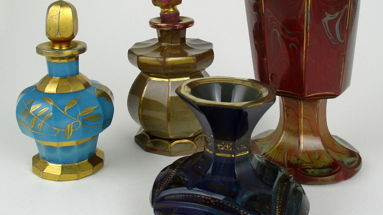 Das sind die vier Gläser von Friedrich Egermann aus der Sammlung Wilhelm Perlhöfter.
