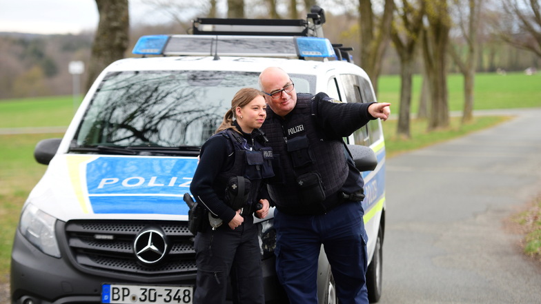 Svea Roosen ist neu bei der Bundespolizei in Hirschfelde. Gruppenleiter Ralf Hansen zeigt ihr, worauf sie achten muss.