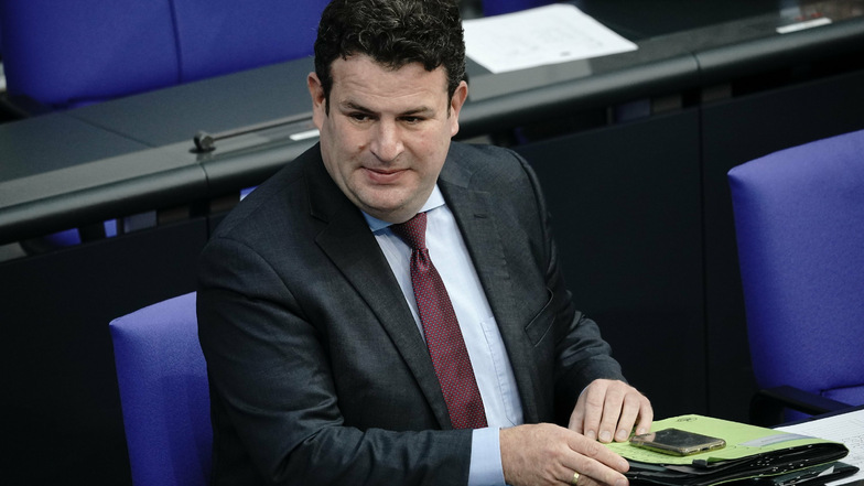 Bundesarbeitsminister Hubertus Heil (SPD) bleibe bis heute eine Umsetzung des Urteils zu den Hartz-IV-Sanktionen schuldig, findet der Grünen-Sozialexperte Sven Lehmann.
