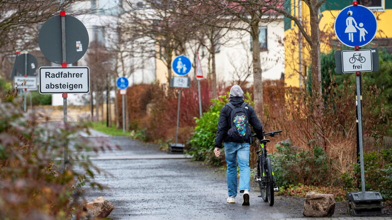 Die Verkehrszeichen "Gehweg" mit dem Zusatz für "Radfahrer frei" und der Aufforderung "Radfahrer absteigen" sind gehäuft an der Verlängerung der Karl-Marx-Straße durchs Dichterviertel anzutreffen.
