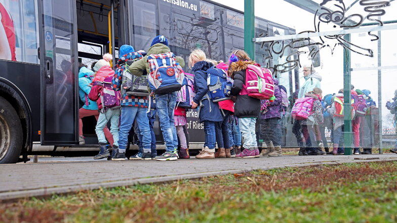 Kinder drängen in einen Schulbus in Nünchritz. Möglicherweise fahren die Schulbusse am Montag nicht wie gewohnt.