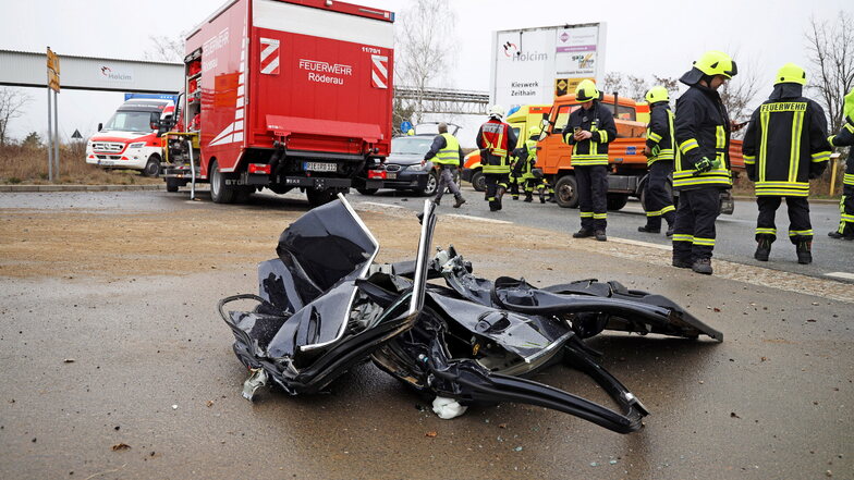 Im Einsatz war unter anderem die Feuerwehr Röderau, die über Spezialtechnik zum Öffnen von Unfallfahrzeugen verfügt.
