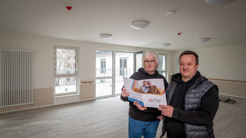 Carmen Wolff-Heinrich und Markus Häsler stehen im Aufenthaltsbereich für 28 pflegebedürftige Menschen, die künftig oberste Etage des neuen Pflegeheims in Döbeln Nord bewohnen werden. Im Sommer soll das Heim eröffnet werden, aber noch wird gebaut.