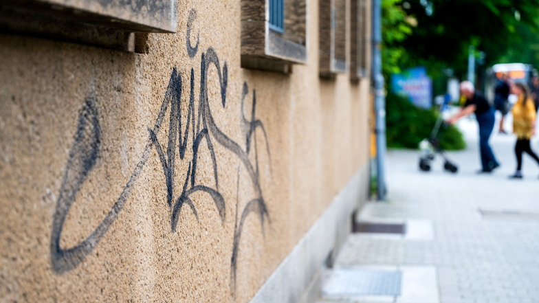 Schmierereien, illegale Graffitis und übermäßige Aufkleber stören viele Einwohner. Doch die Täter werden meistens nicht ermittelt, die Schmierereien nicht selten einfach stehen gelassen.