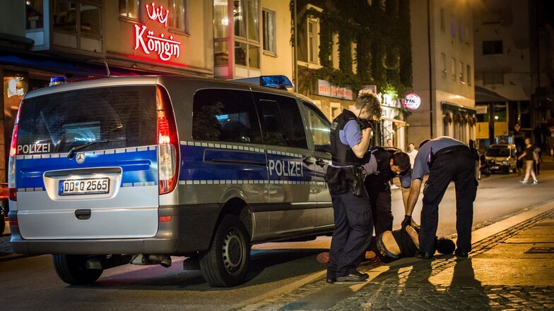Die Neustadt empfinden viele Dresdner als unsicher. Mehr Polizeikontrollen und Videoüberwachung halten die meisten für die geeignetsten Maßnahmen.