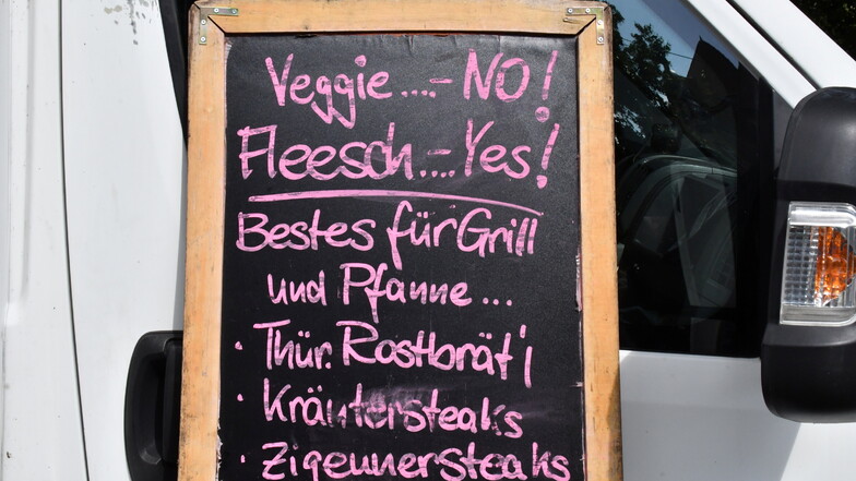 Fleischerei Müller aus Thüringen weiß, was die Kunden auf dem Markt am Münchner Platz wollen: Fleesch!