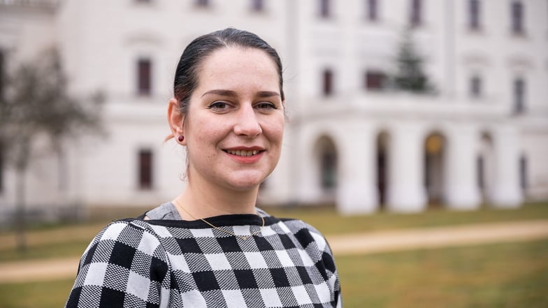 Sarah Kinsky ist seit Anfang Januar 2022 die neue Geschäftsführerin der Schlesisch-Oberlausitzer Museumsverbund gGmbH (SOMV). Hier steht sie vor dem Schloss Krobnitz.