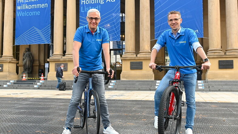 Der Gründer und CEO des Online-Fahrradspezialisten Bike24, Andres Martin-Birner (l), und CFO Timm Armbrust stehen mit Fahrrädern vor dem Börsensaal der Deutschen Börse AG.