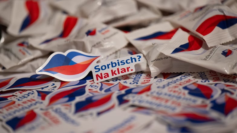 Aufkleber der Kampagne "Sorbisch? Na klar" liegen anlässlich der Vogelhochzeit in der Sächsischen Staatskanzlei bereit.