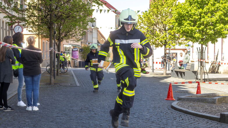 Auch die Feuerwehr schickte Mitglieder ins Rennen – in Montur!