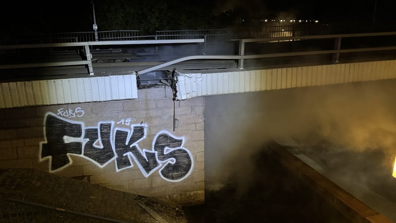 An der Brücke sind Fernwärmeleitungen angebracht, die die gesamte Stadt versorgen.