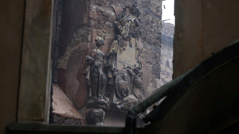 Fragmente des Epitaphs für Hofrätin Christiane Sophie Nicolai sind nach dem Brand in der Stadtkirche Großröhrsdorf noch erhalten.