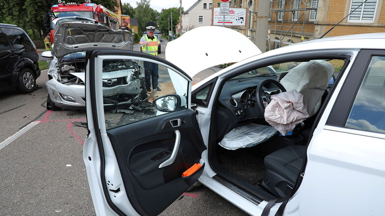 Der demolierte Fiesta nach dem Unfall in Wilsdruff. Auch am Opel Astra im Hintergrund entstand Totalschaden.