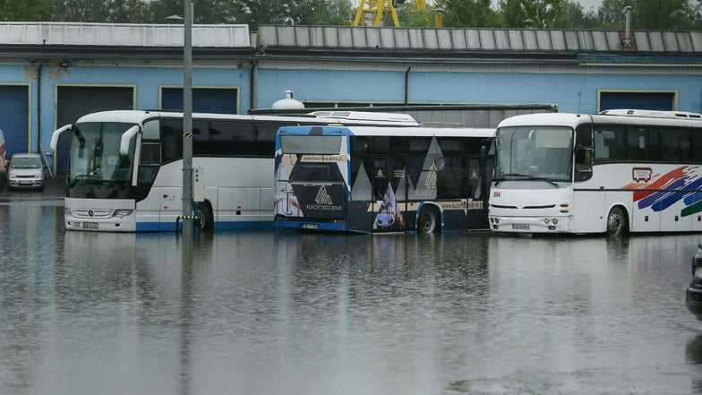 Blick auf ein überschwemmtes Busdepot in Bielsko-Biala.