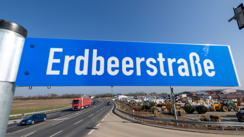 Die Zufahrtsstraße zu Karls heißt jetzt offiziell Erdbeerstraße.