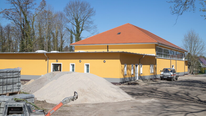 Die neu gebaute Sporthalle in Kreba neben der Schule. Sie ist mit 2,4 Millionen Euro die bsiher größte Investition für die Gemeinde.