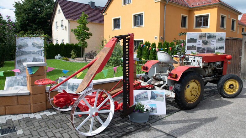 Familie Dietze auf der Ringstraße in Walda hat ihre Einfahrt mit der Geschichte des Hofes und alter Landtechnik geschmückt.