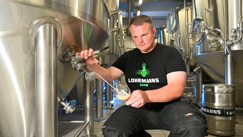 Brauer Gregor Reichardt zapft im Keller der Brauerei Lohrmanns Brew in Dresden frisches Bier. Eine neue Sorte hat es ihm besonders angetan.