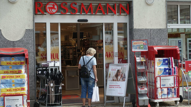 Ein Plakat am Eingang verkündet es. In der übernächsten Woche ist der Rossmann-Markt an der Breiten Straße geschlossen.