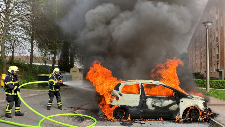 Als die Feuerwehr eintraf, brannte der Pkw bereits. Der Besitzer hatte den VW erst vor neun Monaten gebraucht gekauft.