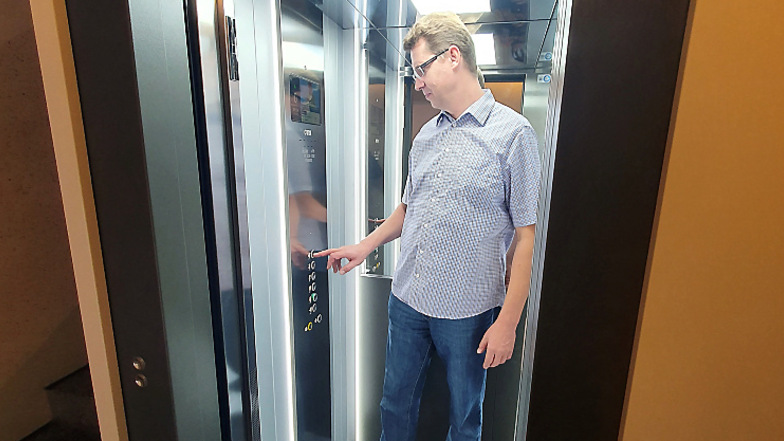 Hagen Schmaler ist Techniker der LebensRäume Dienstleistungsgesellschaft – hier bei der Abnahme der Aufzüge.