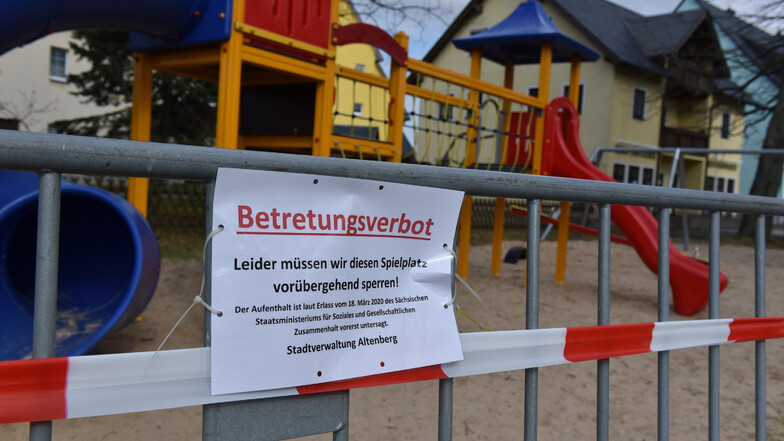 Um die Corona-Epidemie einzudämmen, sind auch Spielplätze wie hier am Bahnhof Altenberg gesperrt.