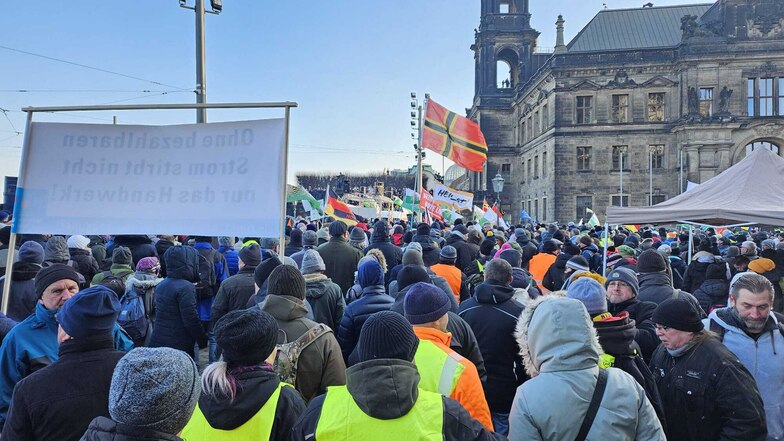 Mehrere tausend Menschen sammeln sich auf dem Schlossplatz in Dresden.