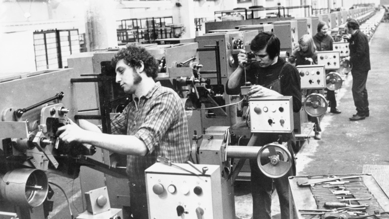 Unser Fundstück vom März 1979: Eberhard Riedel (vorn) und Kollegen in der Gleitmontage der Bonboneinwickelmaschine.