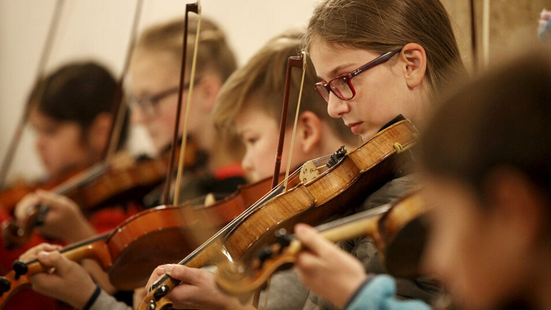 Ein Instrument zu lernen, gehört für viele Kinder zum Alltag. Und auch Auftritte - wie hier bei der Zittauer Kulturnacht. In Görlitz büßt die Musikschule durch die Änderung bei der Kulturförderung jetzt ein.