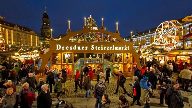 Der Dresdner Striezelmarkt ist am Donnerstagnachmittag eröffnet worden. Schon zur Eröffnung strömten die Massen: Der Striezelmarkt ist und bleibt der Klassiker aller Weihnachtsmärkte.