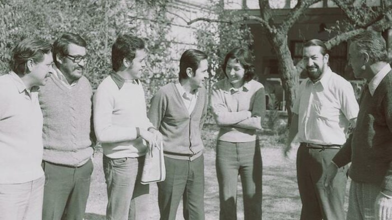 Die letzten sechs verbliebenen chilenischen Asylsuchenden mit Günter Küpper vor ihrer Ausreise in die DDR.