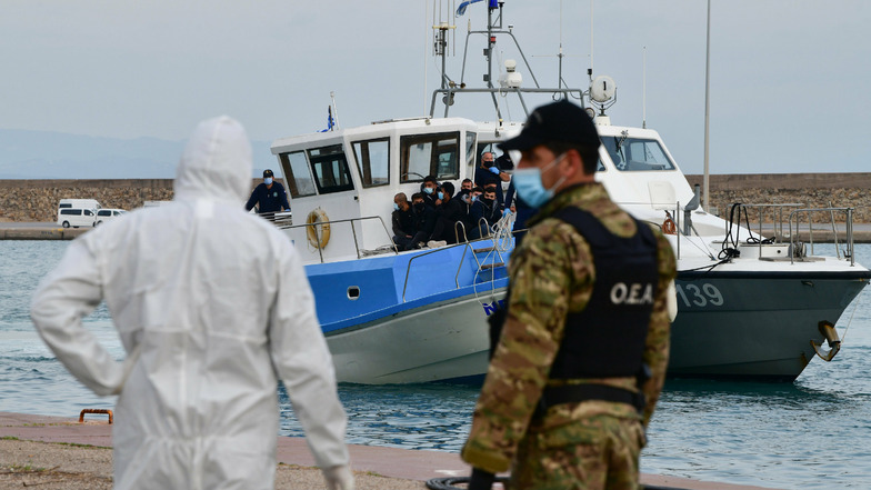 Immer wieder geraten Boote mit Migranten in Seenot. Die Menschen müssen dann oft von der griechischen Küstenwache gerettet werden. Doch nicht immer gelingt das.