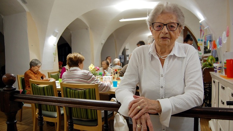 Margarete Raddatz (96) in der Tagespflege im Hoyerswerdaer Lessinghaus: Frühstückszeit!