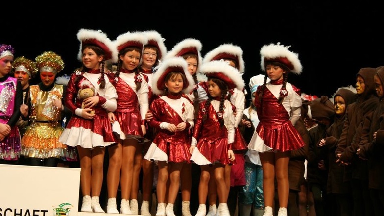 Jubel beim jüngsten Team des Demitzer Tanzsportvereins – in der Altersklasse sechs bis elf Jahre belegten die Mädchen Platz drei im Gardetanz.