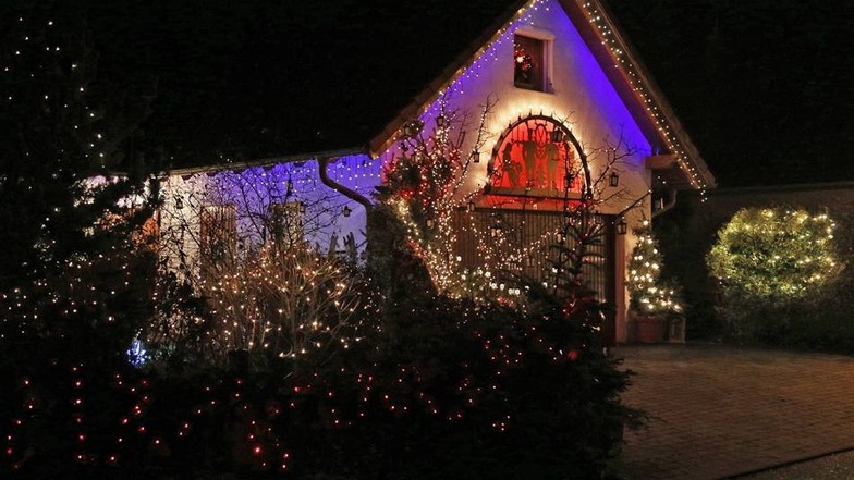 Hingucker: Ein riesengroßer Schwibbogen ziert das Weihnachtshaus an der Obstplantage in Riesa.