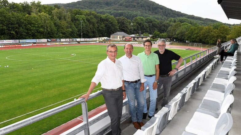 Gute Aussichten: Vereinspräsident Jörg Schneider (v.l.), Hauptsponsor Henryk Eismann, Bauherr Matthias Leuschner und OB Uwe Rumberg auf der Tribüne.