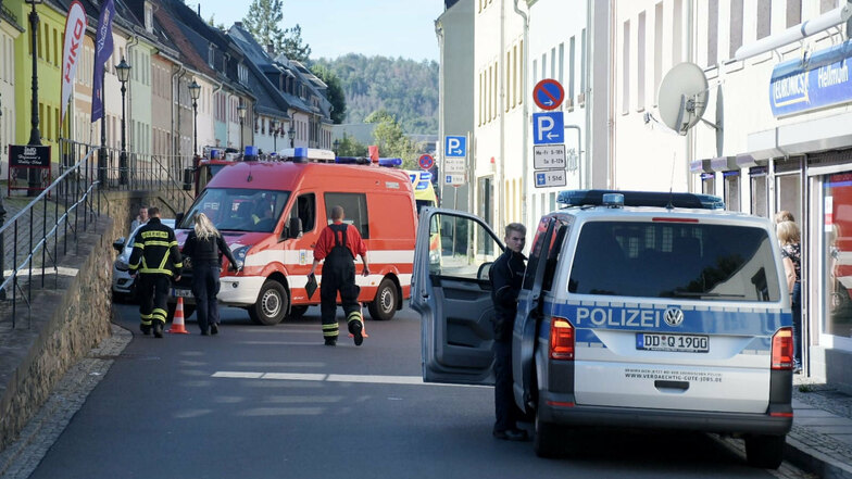 Polizei, Rettungskräfte und Feuerwehr waren bei dem Einsatz an der Niederstadt in Waldheim vor Ort. Die Straße war kurzzeitig gesperrt.