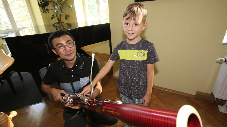 Edgar aus Roßwein lässt sich von Schnji Komaki das Fagott erklären. Aber eigentlich interessiert sich der Sechsjährige für den Geigenunterricht. Sein älterer Bruder spielt Klavier.