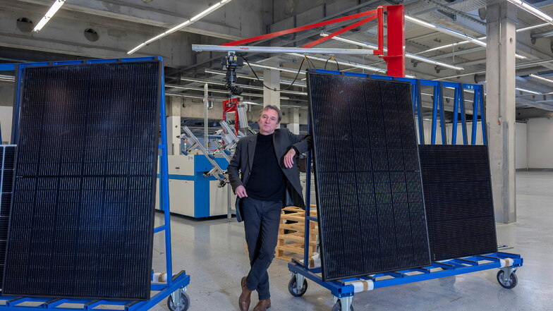 Der Geschäftsführer Dr. Wilhelm Stein von der Sunmaxx PVT GmbH an den Solarmodulen.