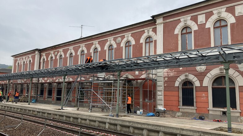 Die Sanierung des historischen Bahnsteigdaches am Bahnhof Löbau liegt in den letzten Zügen.