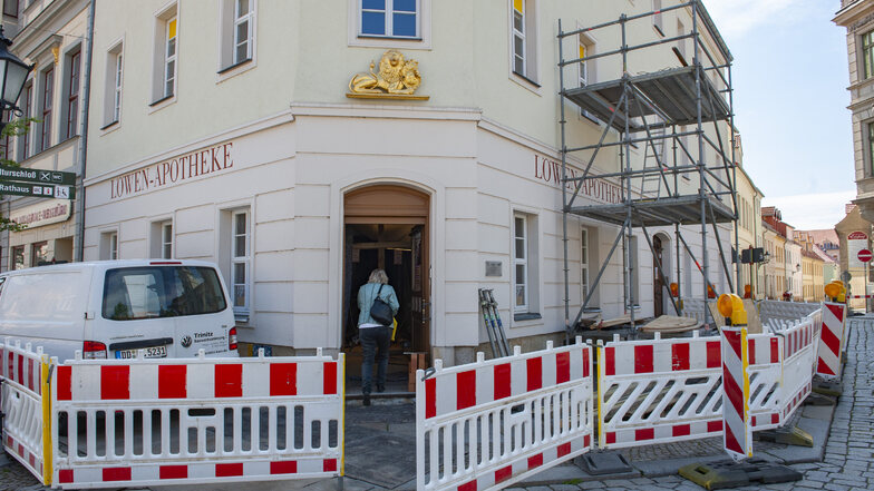 Die Großenhainer Löwen-Apotheke Großenhain zeigt auch äußerlich, was zurzeit in ihrem Inneren vor sich geht. Im geschichtsträchtigen Haus wird gebaut.