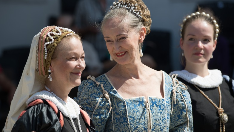 Laiendarsteller tragen beim Fest Renaissance-Kostüme. 